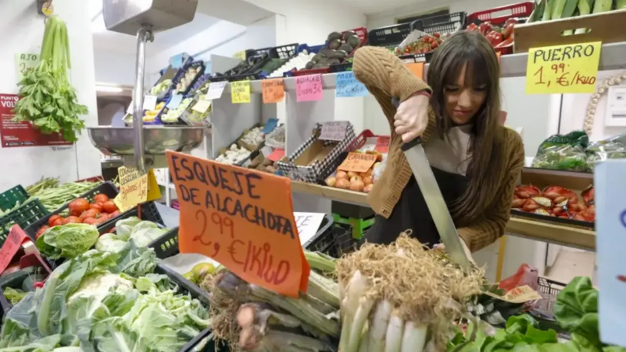 Vista de una fruter&iacute;a en un mercado de Zaragoza. EFE/Javier Cebollada