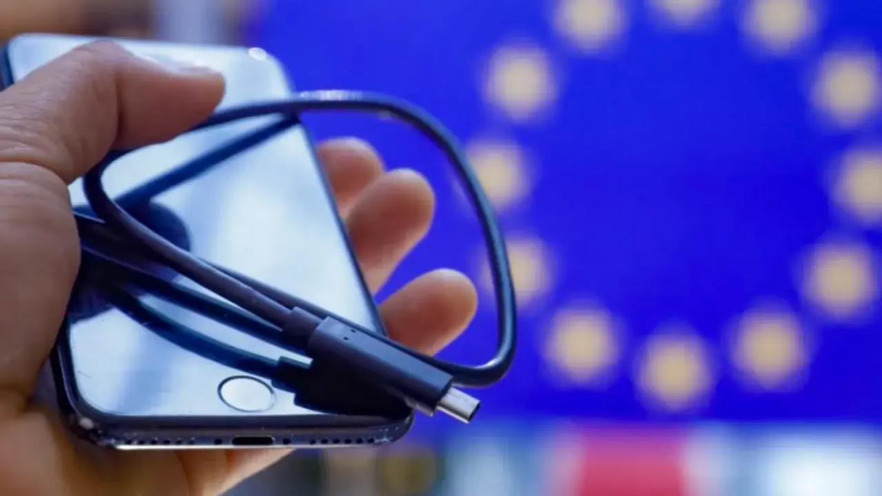 Un cargador &uacute;nico USB-C. EFE/Julien Warnand