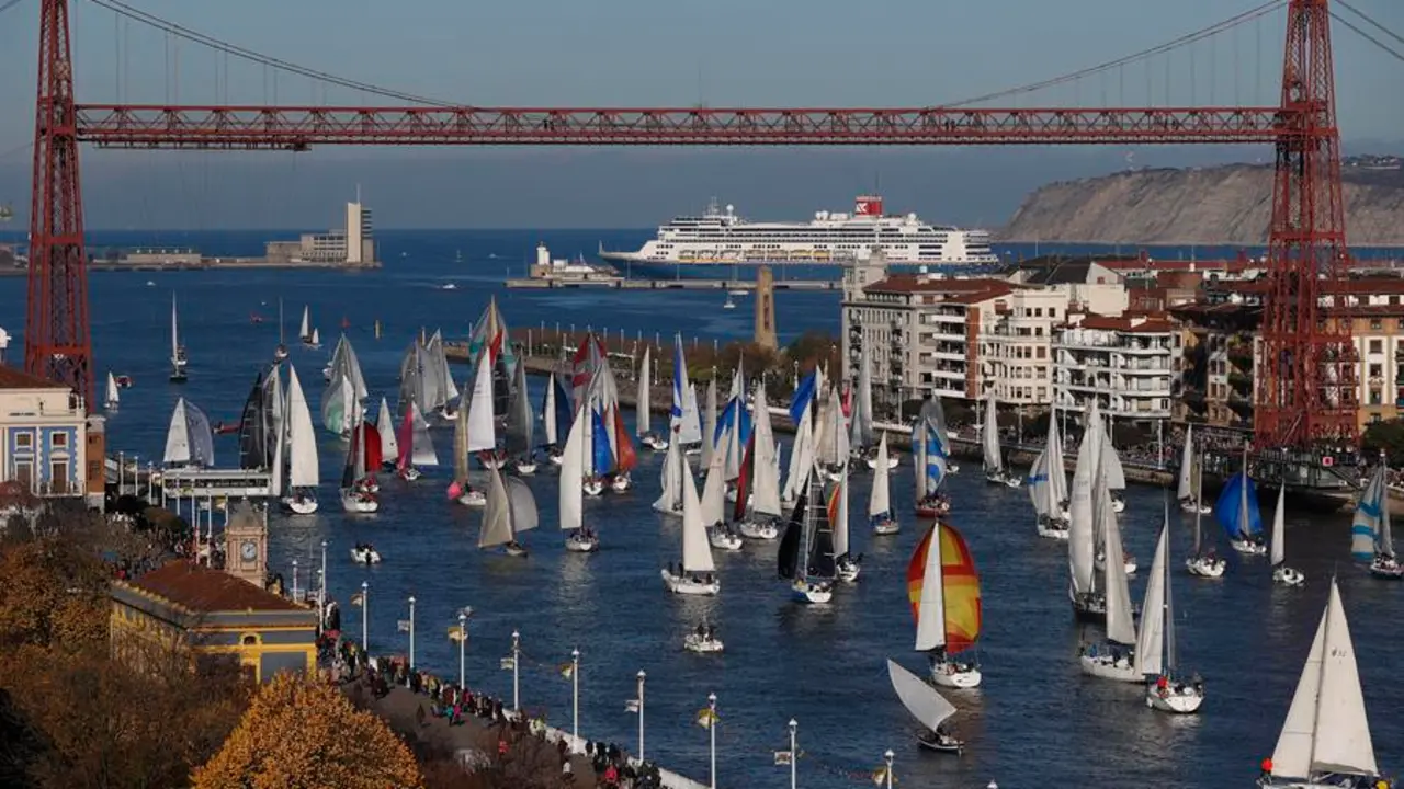 La Regata del Gallo ha reunido en la r&iacute;a del Nervi&oacute;n una flota de 70 barcos. EFE / Miguel To&ntilde;a