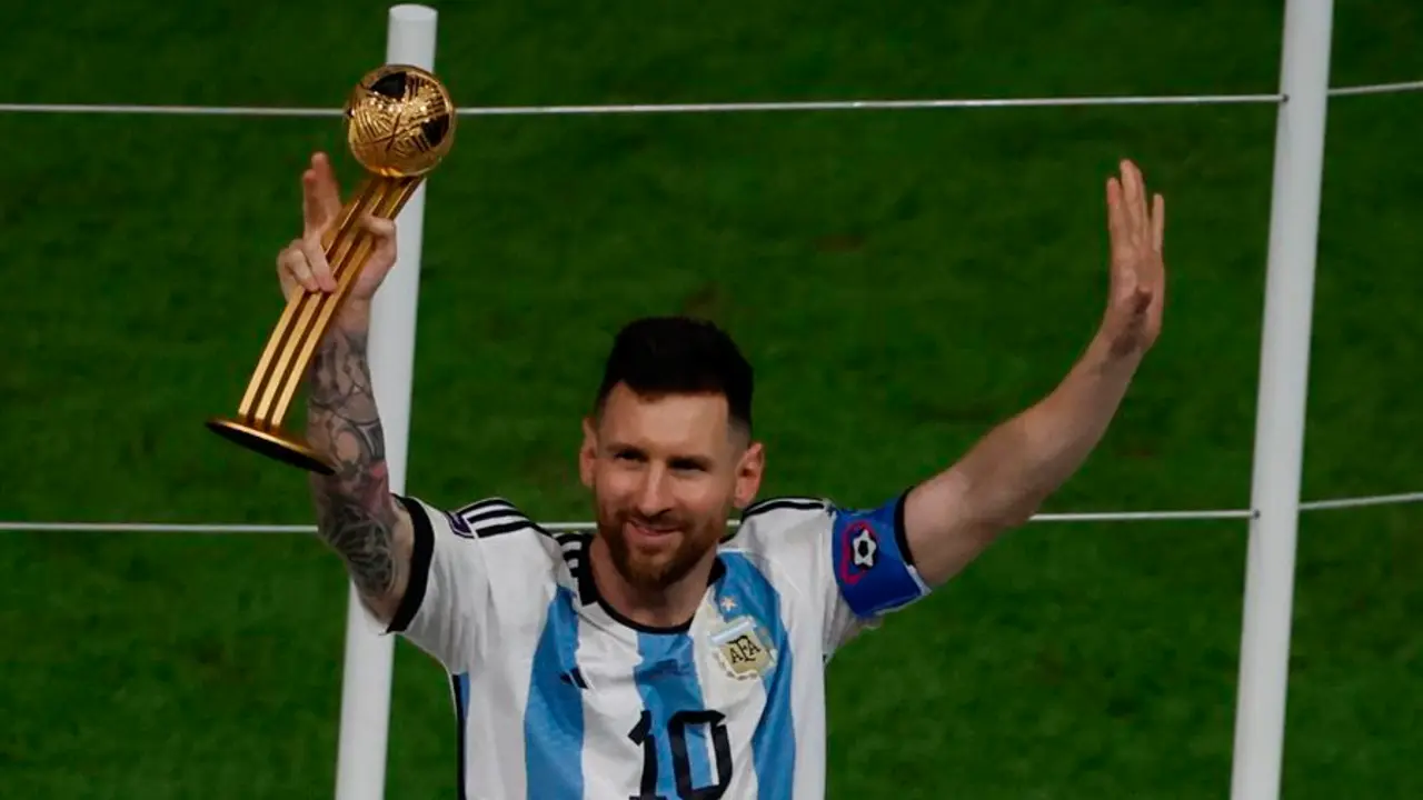 Lionel Messi de Argentina celebra, tras ganar la final del Mundial. EFE/ Alberto Estevez
