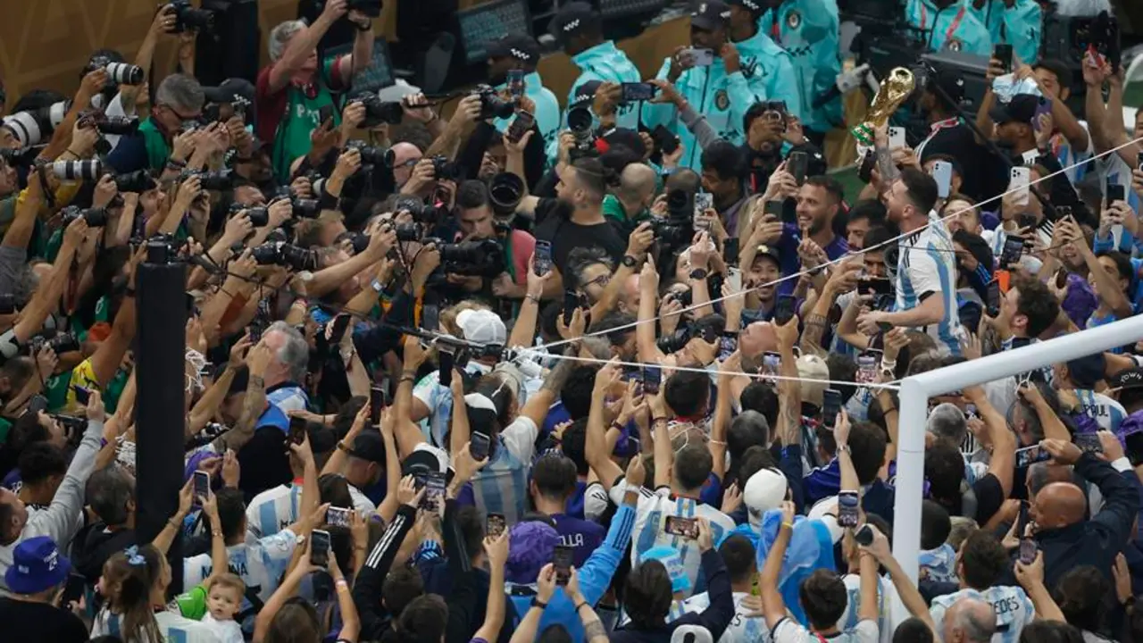 Lionel Messi (d) de Argentina celebra con el trofeo, tras ganar la final del Mundial de F&uacute;tbol Qatar 2022 entre Argentina y Francia. EFE / Alberto Estevez