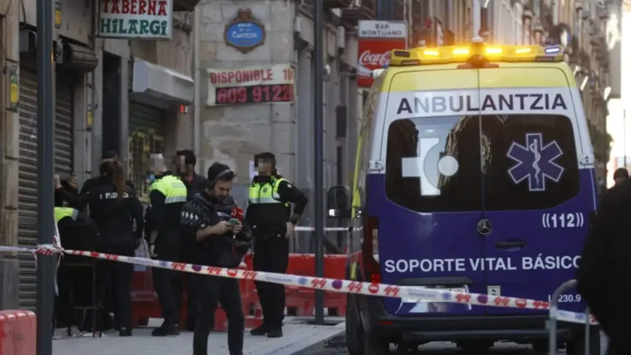 Agentes de la Ertzaintza y la Polic&iacute;a Municipal inspeccionan un bar en Bilbao en el que una mujer ha sido asesinada por su pareja. EFE/ Miguel To&ntilde;a