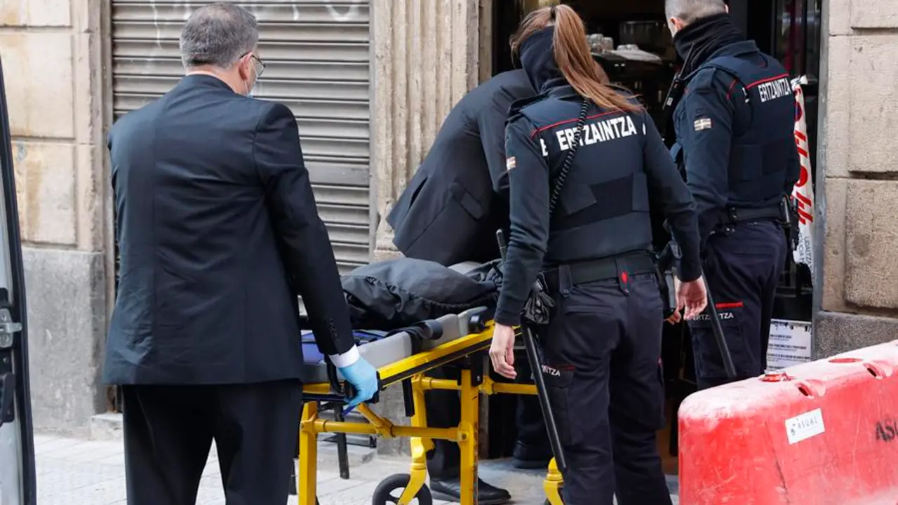 Una mujer ha sido asesinada en un bar del barrio de San Francisco en Bilbao, acuchillada presuntamente por su pareja en el mismo local. EFE / Miguel To&ntilde;a