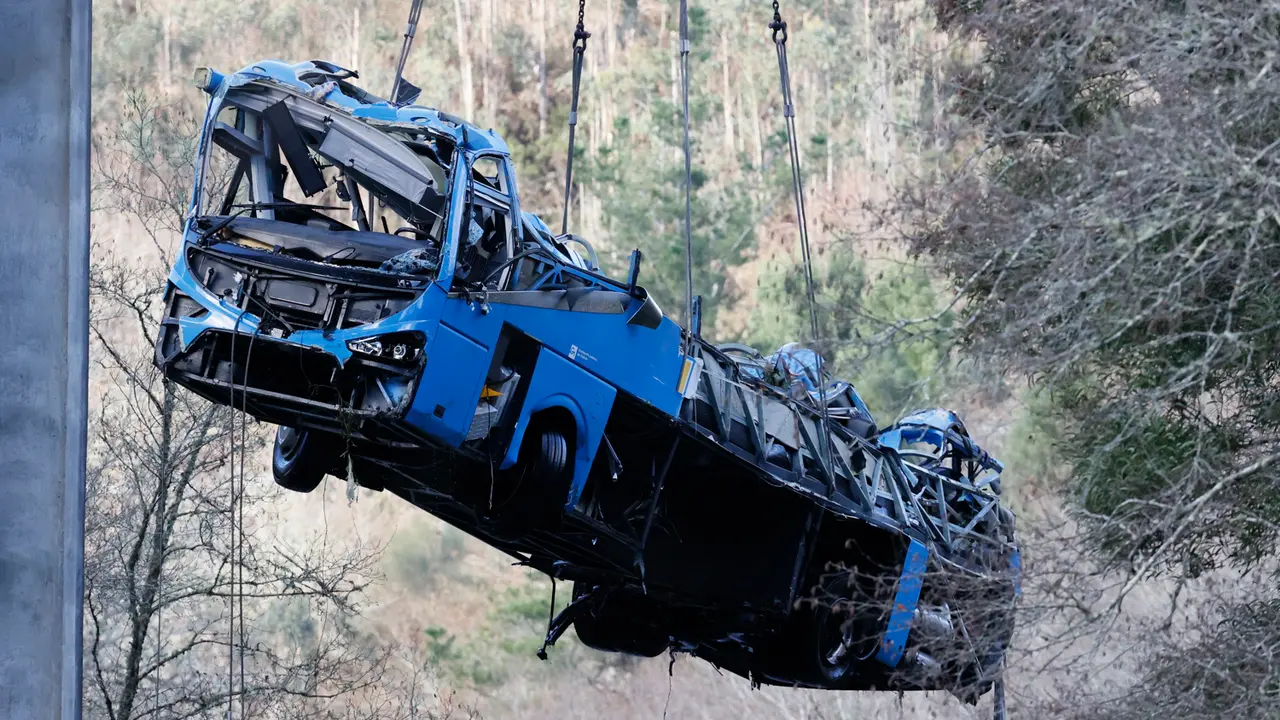 Momento del izado, desde el r&iacute;o L&eacute;rez, del autob&uacute;s que la pasada Nochebuena se accident&oacute; en Cerdedo-Cotobade (Pontevedra). EFE / Lavandeira