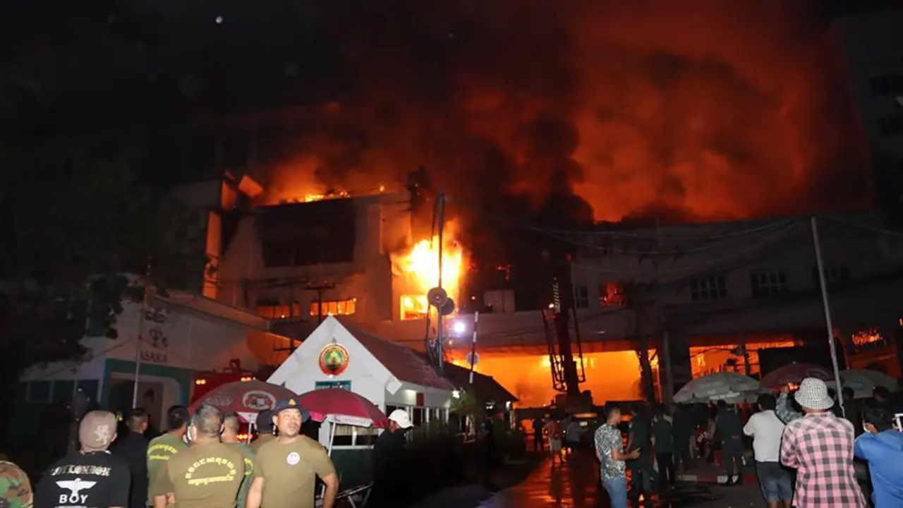 Bomberos en el lugar de un gran incendio en el hotel-casino Grand Diamond City en Poipet, provincia de Banteay Meanchey, Camboya, 29 de diciembre de 2022. Al menos 10 personas murieron y m&aacute;s de 100 resultaron heridas tras declararse un incendio en el hotel-casino de la ciudad fronteriza de Poipet a &uacute;ltima hora de la noche del 28 de diciembre, informaron las autoridades locales. (Incendio, Camboya) EFE/EPA/STRINGER -- MEJOR CALIDAD DISPONIBLE