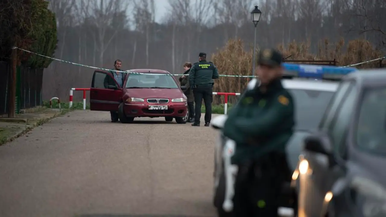 Miembros de la Guardia Civil se personan en la vivienda donde una mujer de 34 a&ntilde;os y en avanzado estado de gestaci&oacute;n ha sido presuntamente asesinada con un arma blanca en Escalona (Toledo) por su expareja, un hombre de 52 a&ntilde;os que ya ha sido detenido por los agentes. EFE/Ismael Herrero