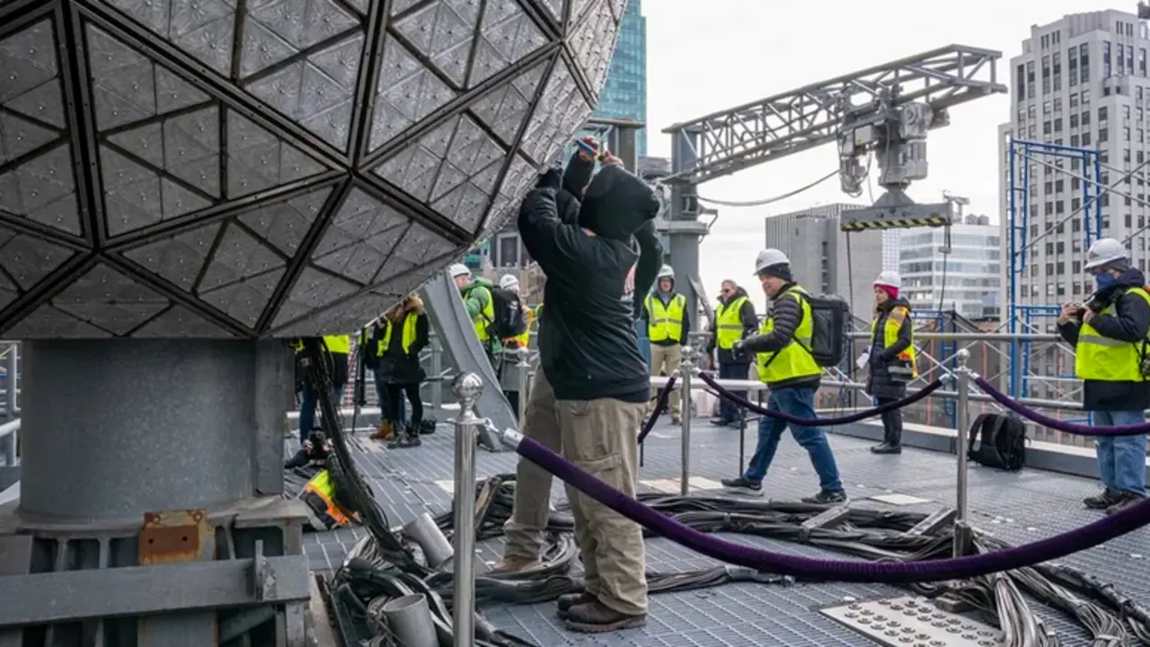 Trabajadores instalan la gran bola de cristal que cada a&ntilde;o marca el inicio del nuevo a&ntilde;o, en la emblem&aacute;tica plaza de Times Square, en la ciudad de Nueva York. EFE/&Aacute;ngel Colmenares