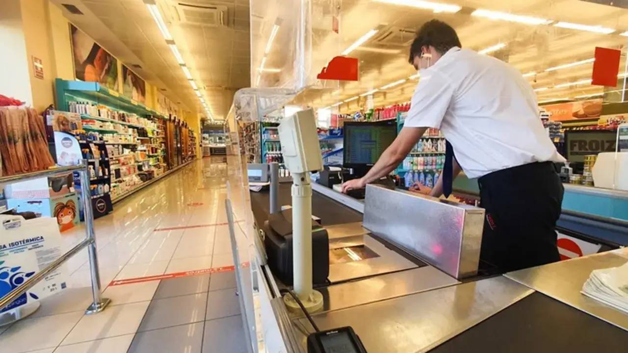 Un cajero trabaja en un supermercado, en una imagen de archivo. EFE/ R. Garc&iacute;a