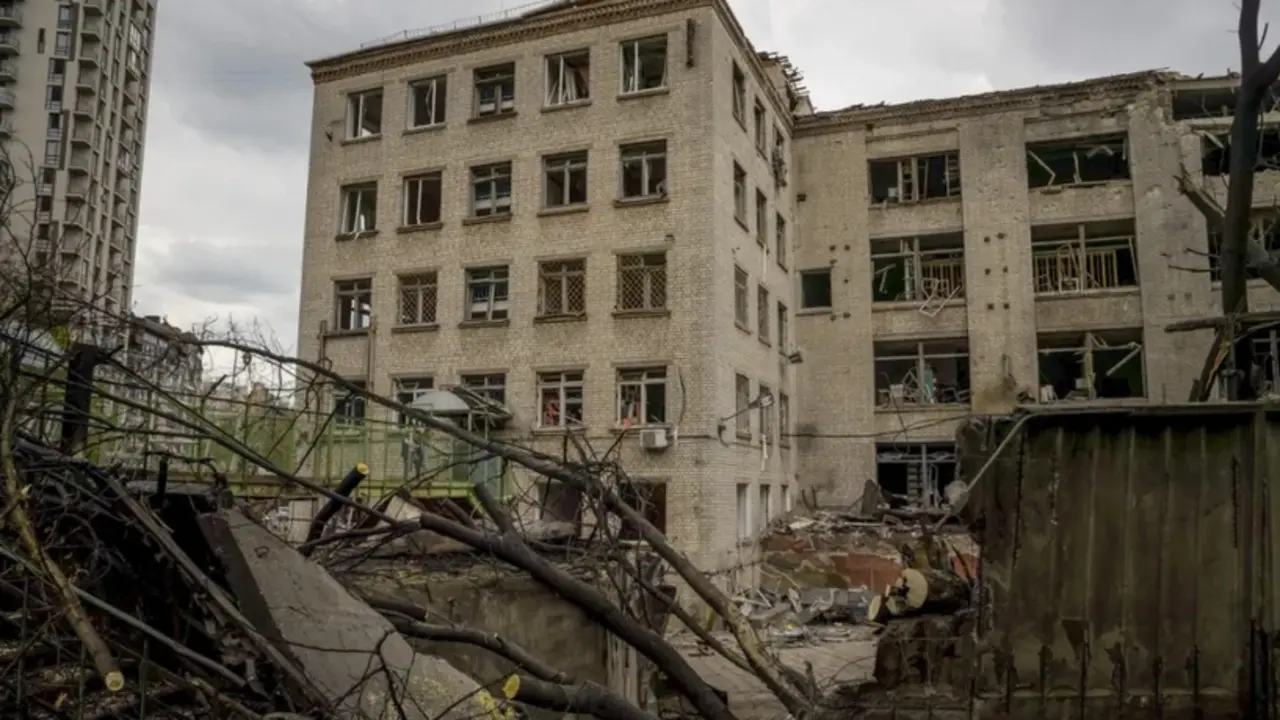 Foto de archivo de unos edificios alcanzados por misiles rusos en Kiev (Ucrania). EFE/Miguel Guti&eacute;rrez