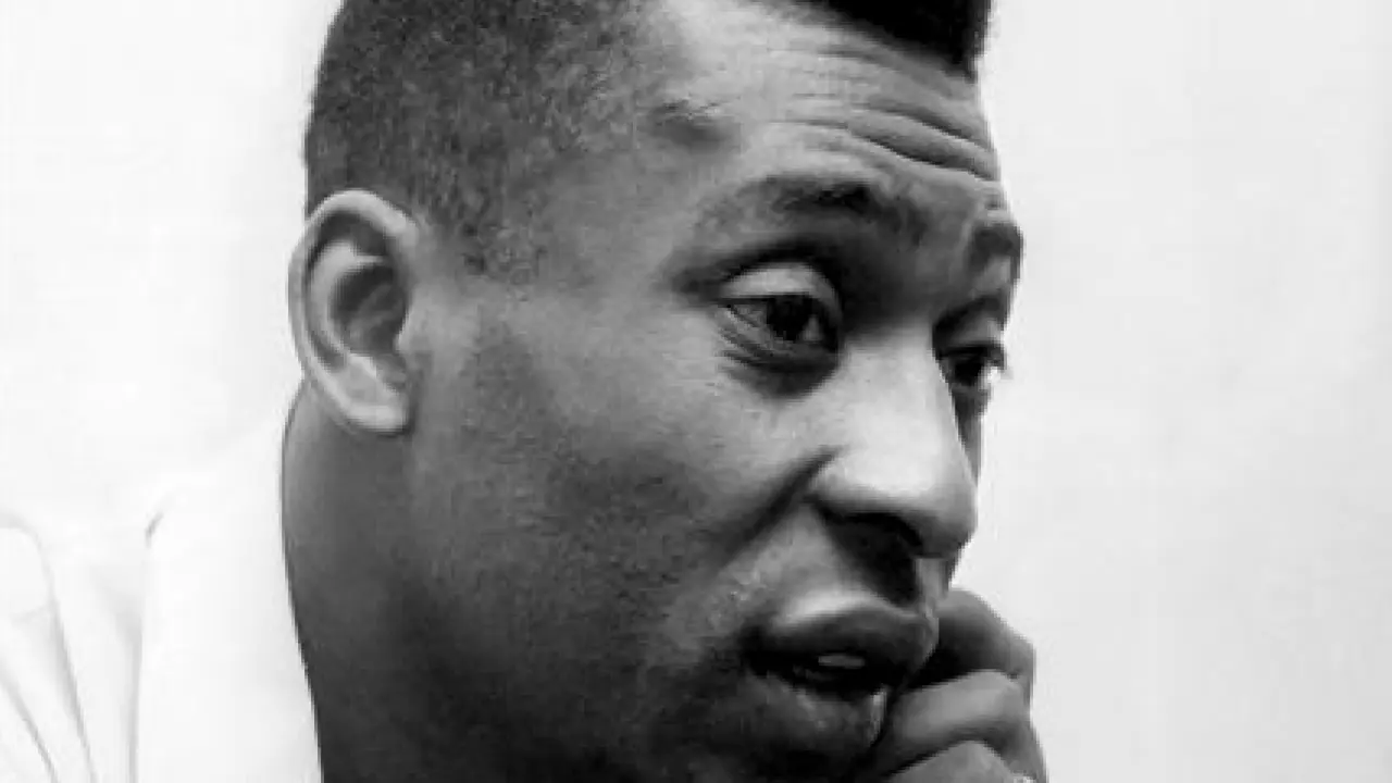 Fotograf&iacute;a de archivo fechada el 8 de diciembre de 1969 que muestra al futbolista brasile&ntilde;o Edson Arantes do Nascimento "Pel&eacute;", mientrashabla por tel&eacute;fono tras firmar un contrato con la Agencia Efe, en Santos (Brasil). El brasile&ntilde;o Edson Arantes do Nascimento 'Pel&eacute;', considerado por muchos el mejor futbolista de todos los tiempos, muri&oacute; este domingo a los 82 a&ntilde;os, debido a las complicaciones del c&aacute;ncer que padec&iacute;a EFE/ Archivo