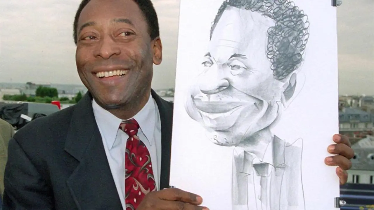 La leyenda del f&uacute;tbol brasile&ntilde;o Pel&eacute; posa con una caricatura de s&iacute; mismo en el estudio del canal de televisi&oacute;n alem&aacute;n ZDF en la azotea de un hotel, en Par&iacute;s, Francia, el 12 de junio de 1998 (reeditado el 29 de diciembre de 2022). Seg&uacute;n su agente, Pel&eacute;, cuyo nombre propio es Edson Arantes do Nascimento, ha fallecido el 28 de diciembre de 2022 a los 82 a&ntilde;os. (Brasil, Francia) EFE/EPA/PETER KNEFFEL