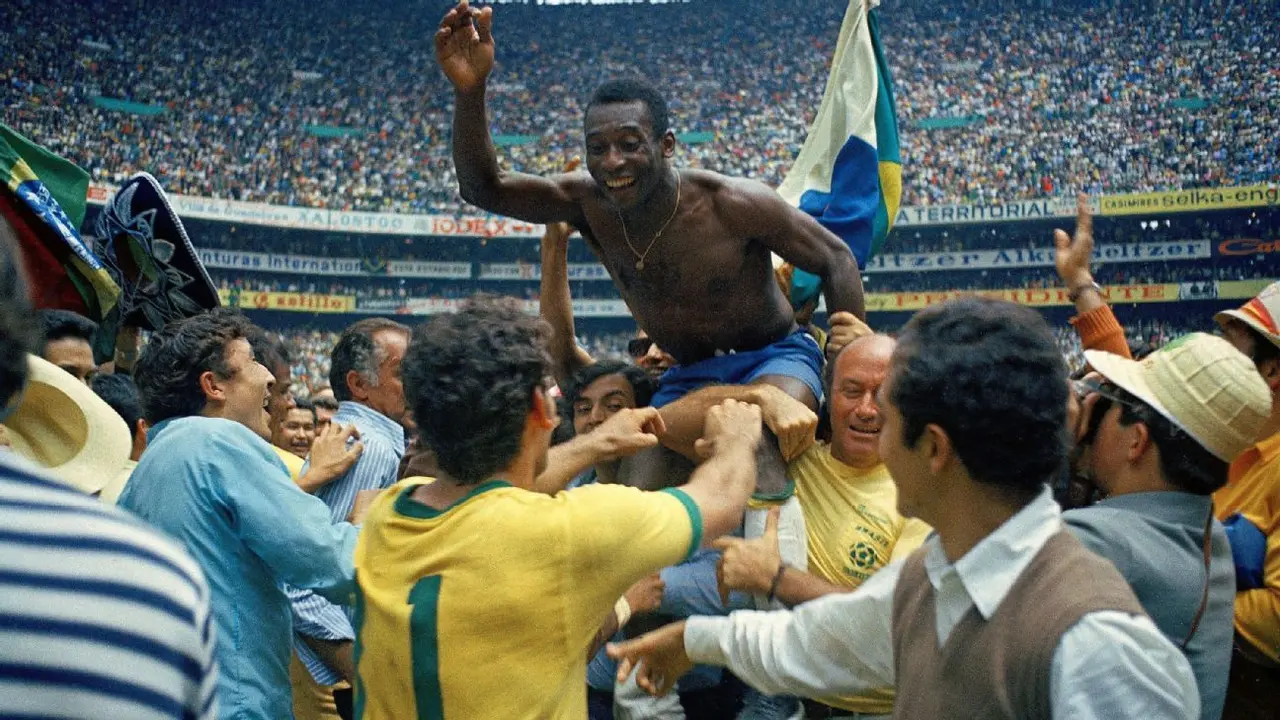 Pel&eacute; ganando la Copa del Mundo.