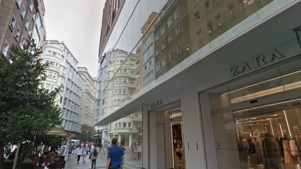 Vista de la entrada de la tienda de ZARA en la C. Lealtad de Santander.