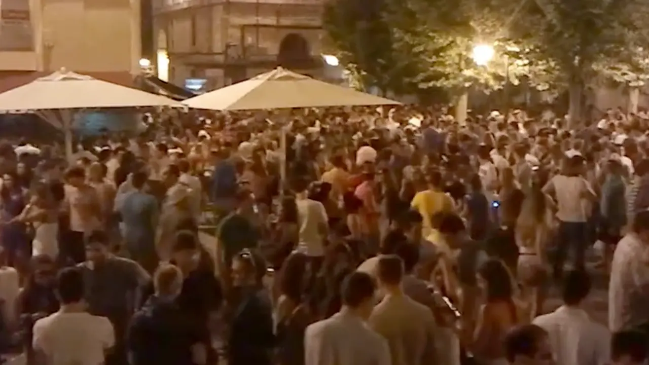 Plaza de Ca&ntilde;ad&iacute;o repleta de gente en la Nochevieja de Santander en 2021. / ALERTA