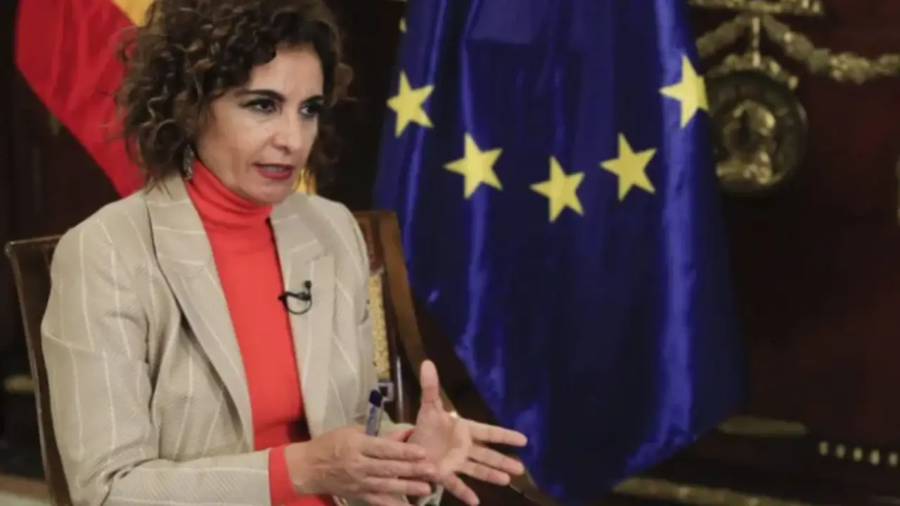 La ministra de Hacienda y vicesecretaria general del PSOE, Mar&iacute;a Jes&uacute;s Montero, durante la entrevista con EFE. / Fernando Alvarado