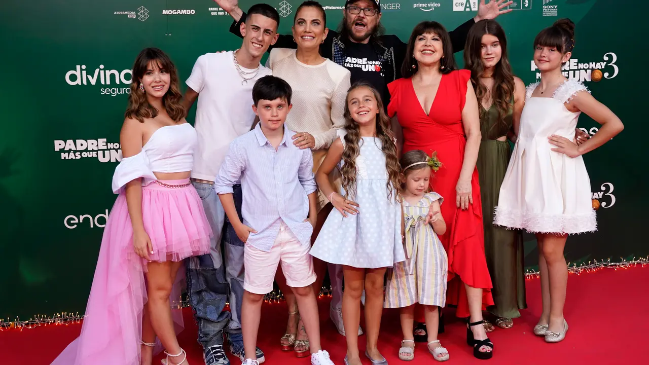 El elenco de la pel&iacute;cula 'Padre no hay m&aacute;s que uno 3' posan para los medios en estreno, una comedia familiar dirigida por Santiago Segura, que se celebra en los cines Callao, a 12 de julio de 2022, en Madrid. EP
