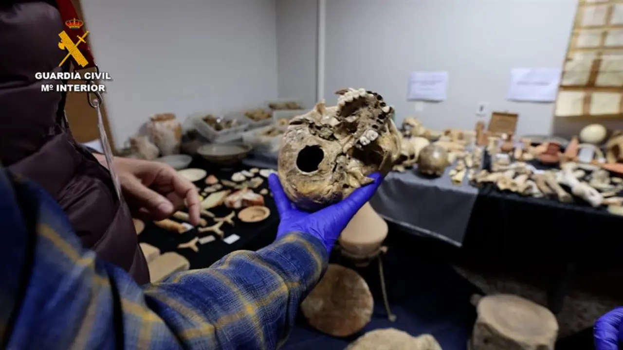 La Guardia Civil, en la denominada operaci&oacute;n Osarium, ha investigado a dos hombres como presuntos de autores de un delito de apropiaci&oacute;n indebida en su modalidad agravada de bienes de valor hist&oacute;rico, cultural o cient&iacute;fico. EFE