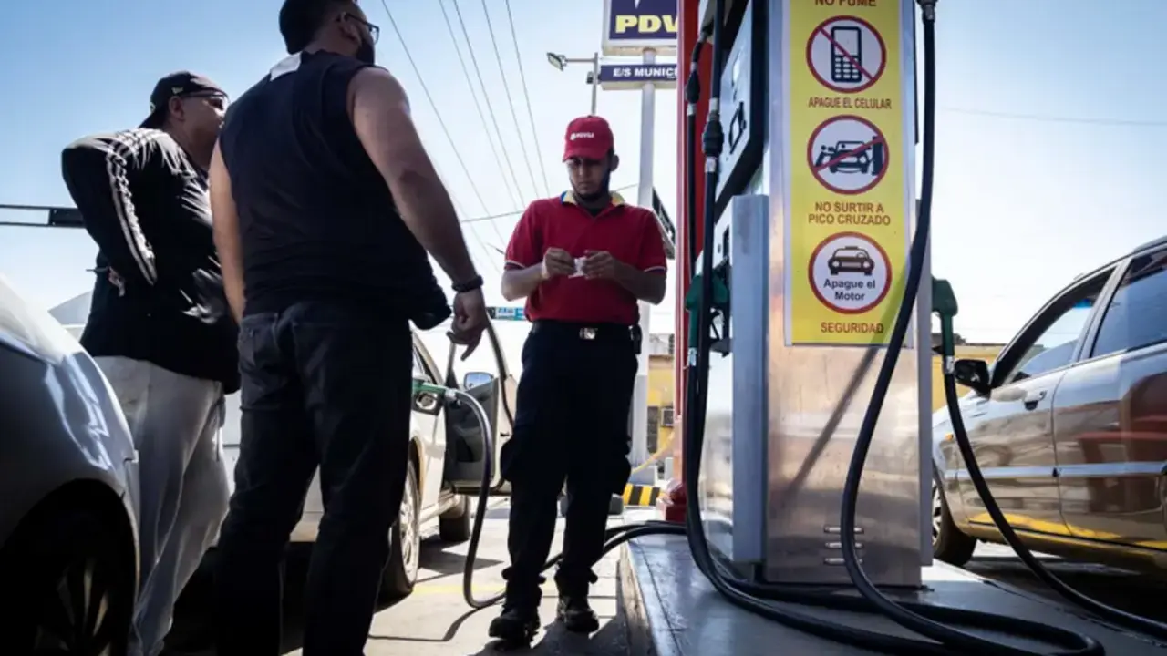 Fotograf&iacute;a de veh&iacute;culos abasteci&eacute;ndose de combustible, hoy en Maracaibo (Venezuela). EFE/Henry Chirinos
