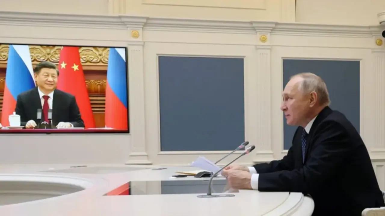 El presidente ruso, Vladimir Putin (d), en una reuni&oacute;n con el presidente chino, Xi Jinping (en pantalla) por videoconferencia en el Kremlin este 30 de diciembre. EFE/EPA/Mikhael Klimentyev/Sputinik/Kremlin Pool
