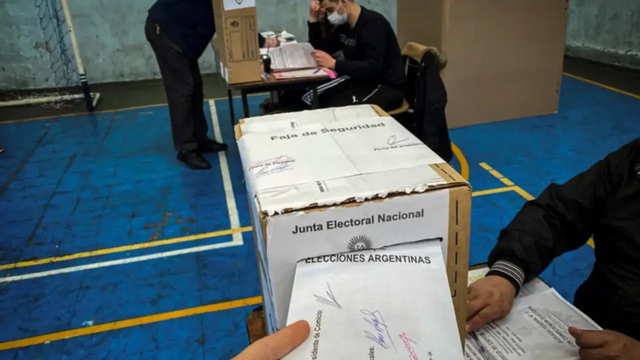Una persona vota durante unas elecciones en Buenos Aires (Argentina), en una fotograf&iacute;a de archivo. EFE/Juan Ignacio Roncoroni