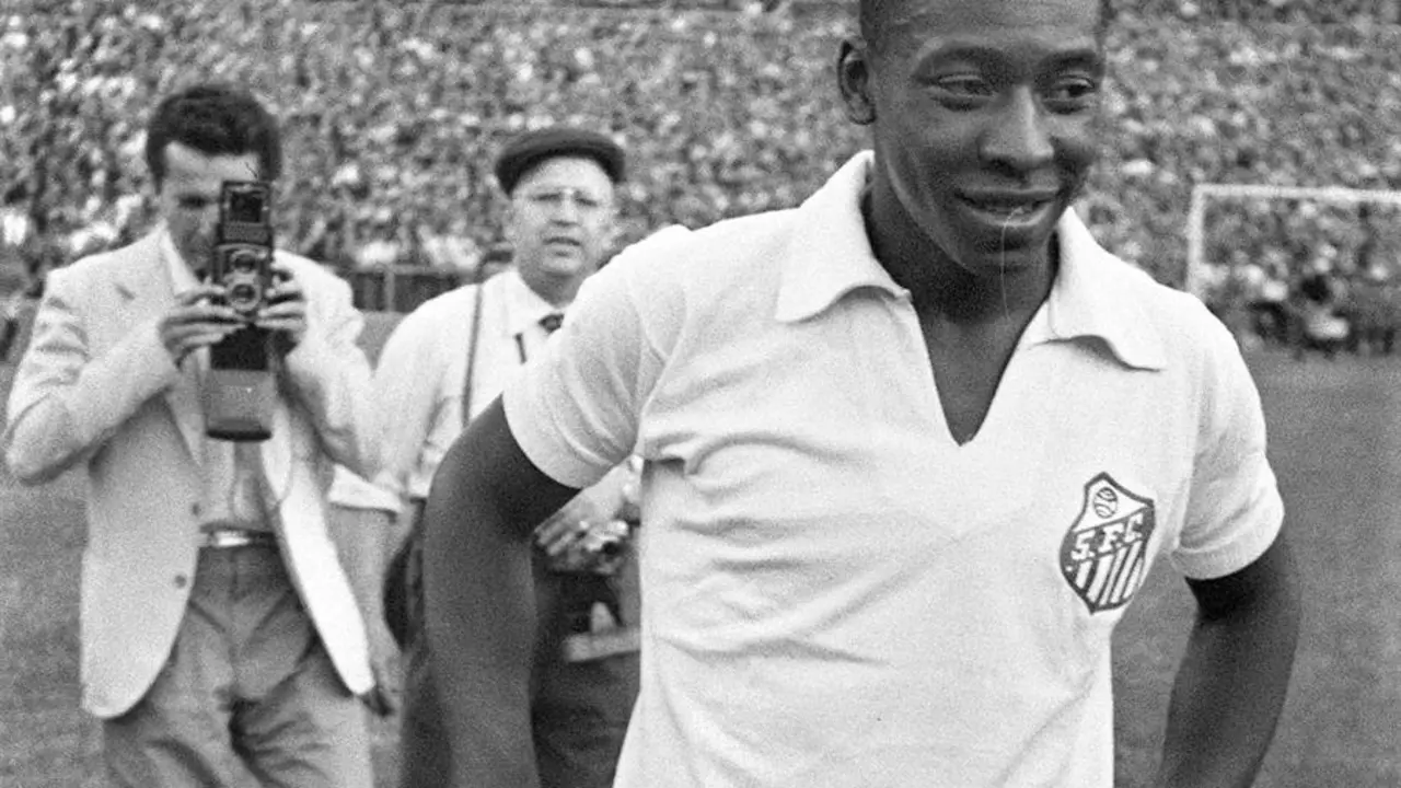 El futbolista brasile&ntilde;o del equipo del Santos, Edson Arantes do Nascimento "Pel&eacute;", en 1959. EFE/Jaime Iglesias