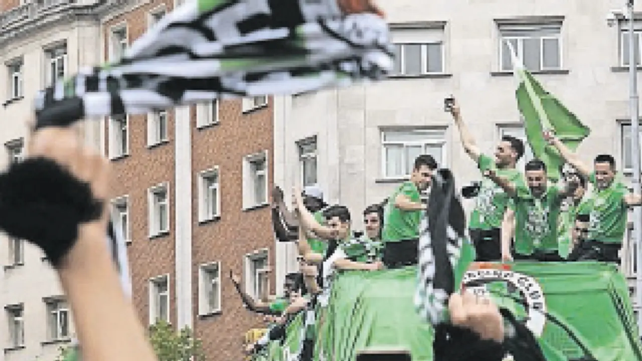 Los jugadores, llegando al Ayuntamiento en autob&uacute;s tras lograr el ascenso. / RRC