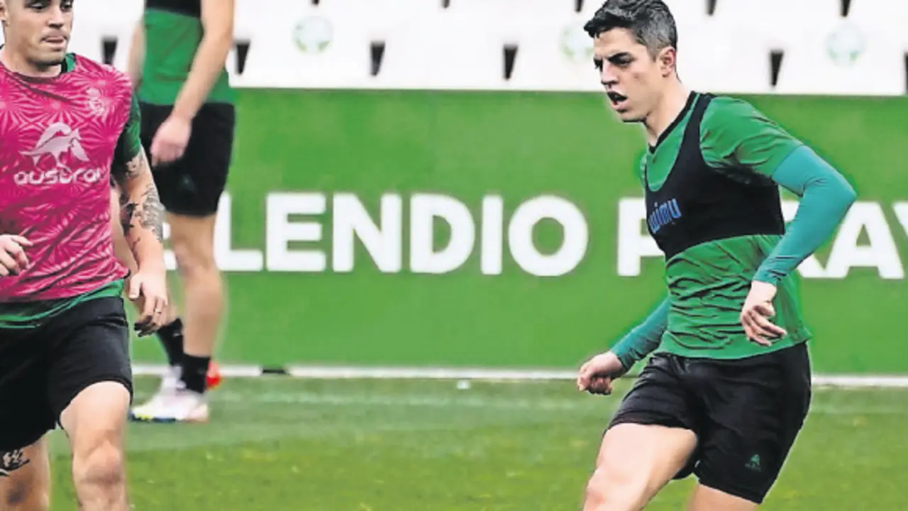 &Iacute;&ntilde;igo, en el entrenamiento de ayer en Los Campos de Sport. / RRC