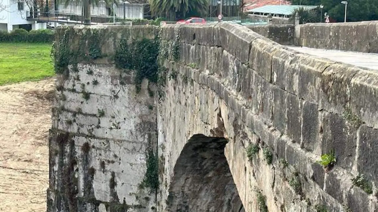 Imagen del estado del puente Viejo, una edificaci&oacute;n que une Oru&ntilde;a y Puente Arce. / alerta