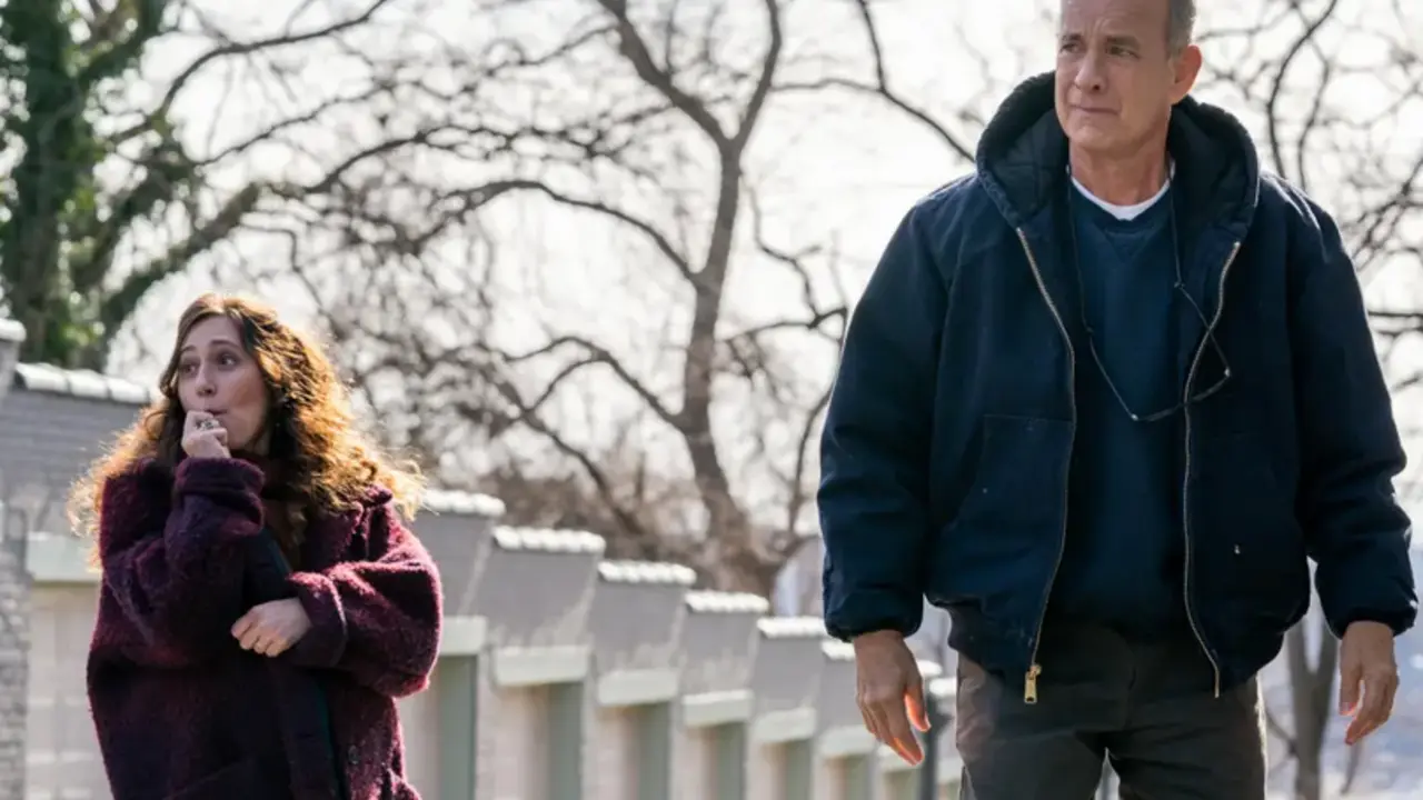 Fotograma cedido por Sony Pictures donde aparece Tom Hanks, como Otto Anderson, y Mariana Trevi&ntilde;o, como Marisol, durante una escena de la comedia "A man called Otto". EFE/Niko Tavernise/Sony Pictures
