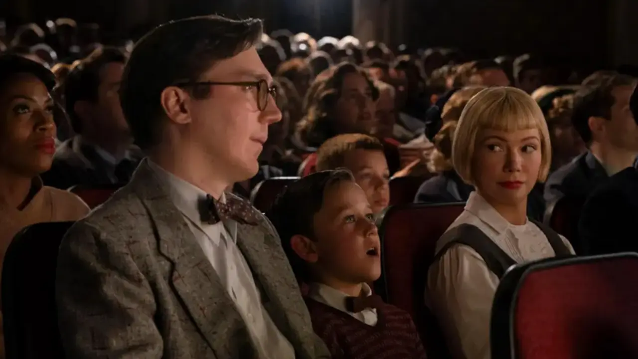 Fotograma cedido por Universal Pictures y Amblin Entertainment donde aparecen (de izq. a dcha.) Paul Dano, como Burt Fabelman, Mateo Zoryan, como el joven Sammy Fabelman, y Michelle Williams, como Mitzi Fabelman, durante una escena de la pel&iacute;cula "The Fabelmans", de Steven Spielberg, y que est&aacute; nominada a 11 premios de la 28&ordf; edici&oacute;n de los Critics Choice Awards. EFE/Merie Weismiller Wallace/Universal Pictures and Amblin Entertainment