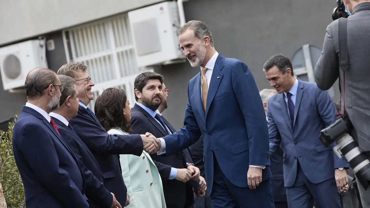El Rey Felipe VI (d), saluda al presidente de la Generalitat valenciana, Ximo Puig (i), y detr&aacute;s el presidente del Gobierno, Pedro S&aacute;nchez. E.P. / Jes&uacute;s Hell&iacute;n