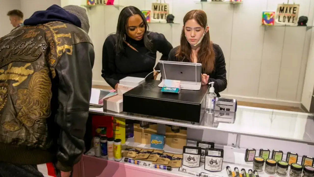 Personas compran art&iacute;culos en el primer dispensario legal de marihuana con fines recreativos en Nueva York. EFE/EPA/Sarah Yenesel