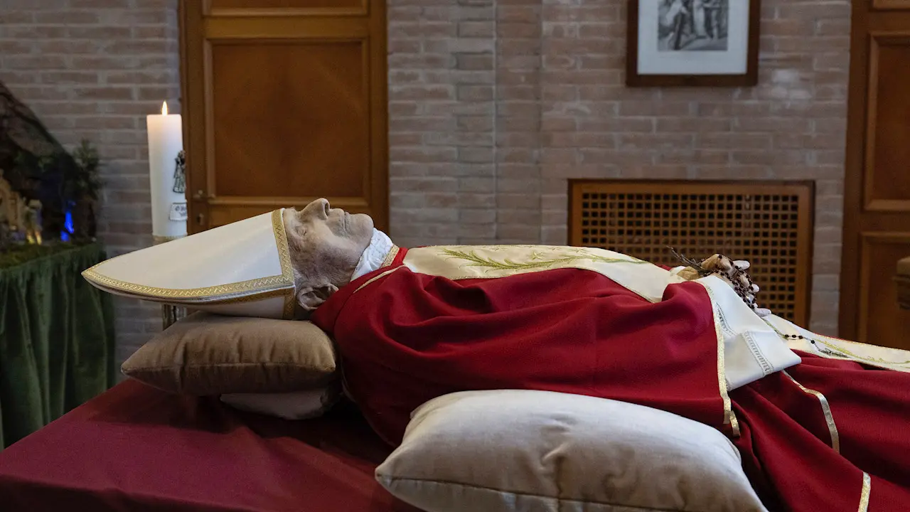 Imagen facilitada del papa em&eacute;rito Benedicto XVI en su capilla ardiente en el Vaticano. EFE/
