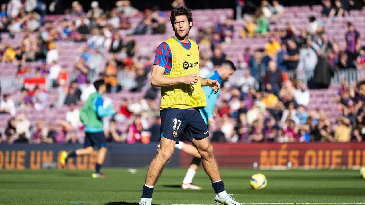 Marcos Alonso, durante un calentamiento del equipo. / AFP7