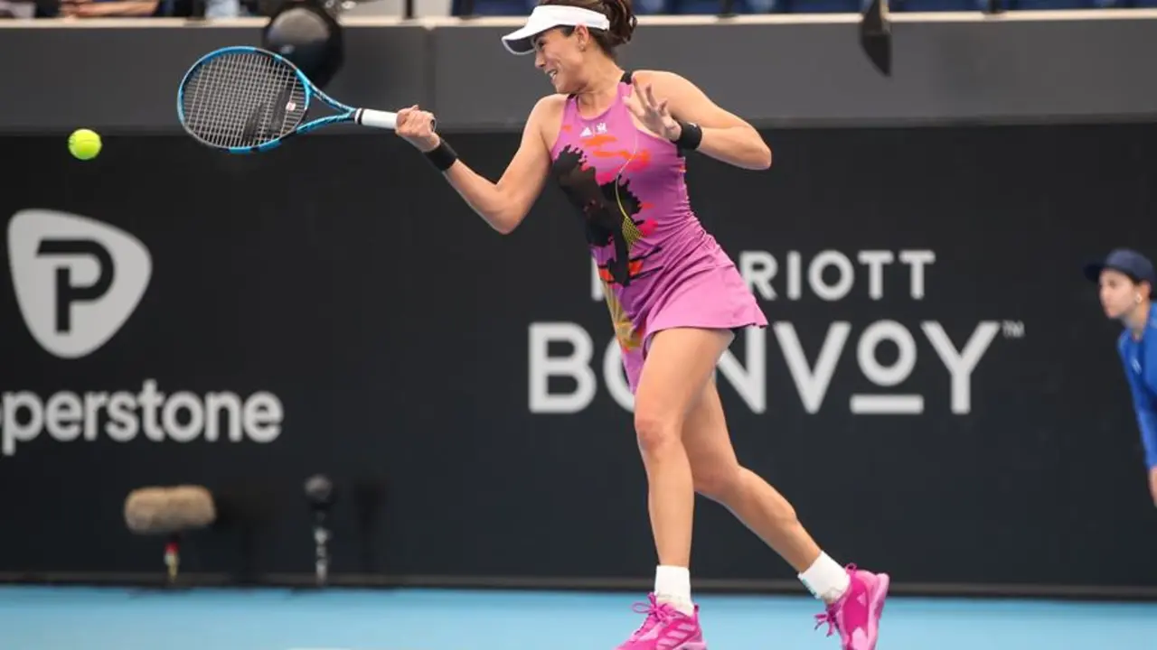 La espa&ntilde;ola Garbi&ntilde;e Muguruza golpea la pelota en su partido contra la canadiense Bianca Andreescu, del torneo de Adelaida. EFE