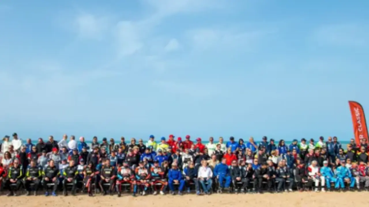 Foto de grupo de los competidores del Dakar Classic Rally 2023 en Sea Camp, Arabia Saud&iacute;. EFE / Leon Jansen