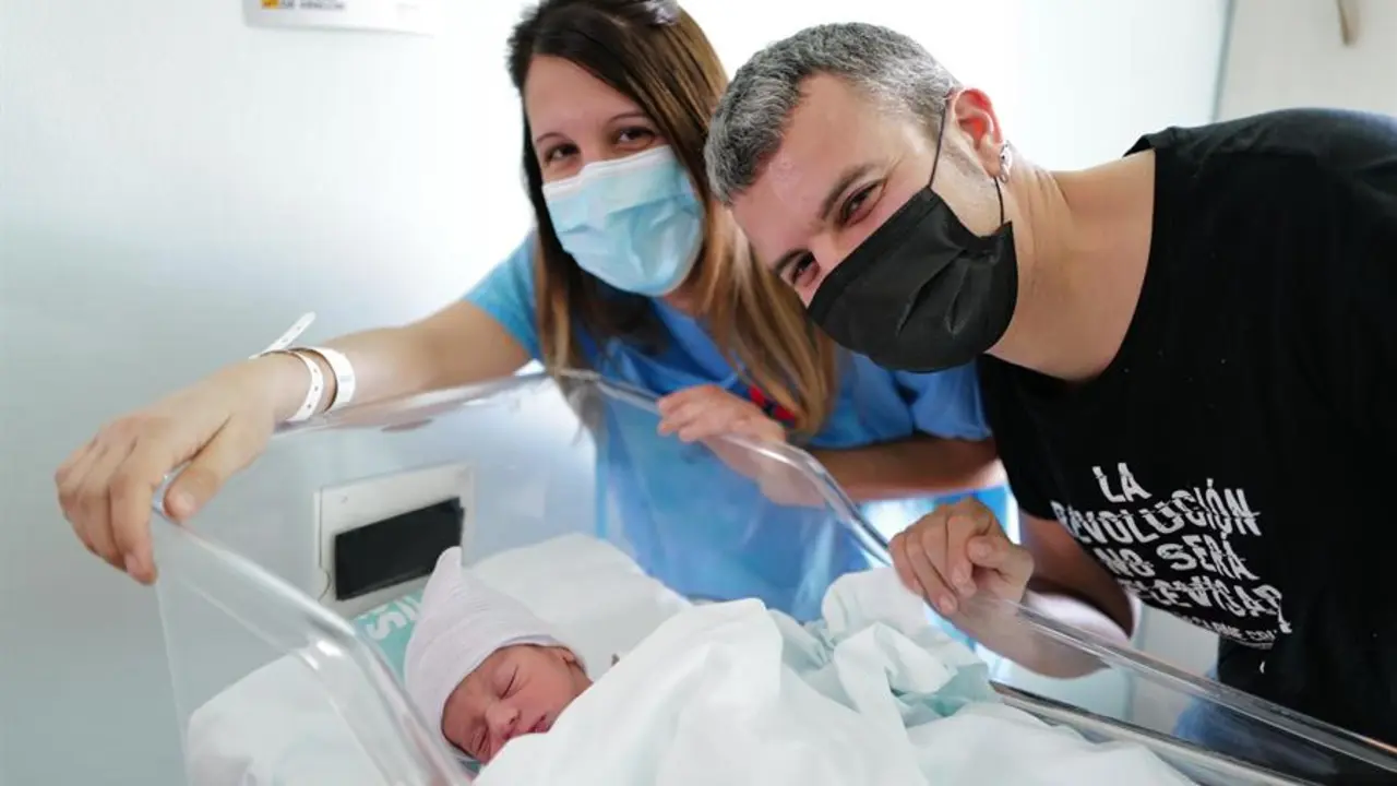 En la provincia de Zaragoza, el primer beb&eacute; del a&ntilde;o ha sido un ni&ntilde;o, Ander, que ha nacido a las 6.25 horas en el Hospital Miguel Servet y es el primer hijo de Aitana Tejero y Daniel Tejada, de la capital aragonesa. EFE/Javier Cebollada