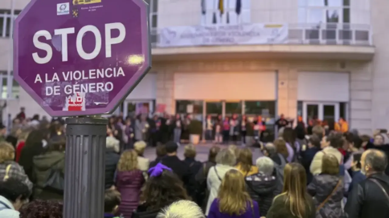 Concentraci&oacute;n donde se coloc&oacute; una vela por cada fallecida en este 2022 a causa de la violencia machista. EFE/ Jos&eacute; Manuel Pedrosa