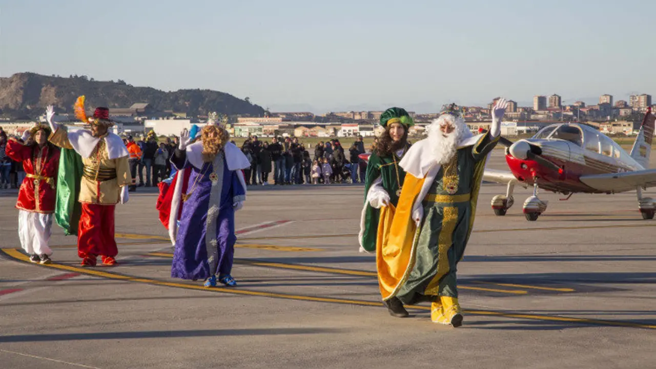 Los Reyes Magos llegan a Camargo en avi&oacute;n. / ALERTA