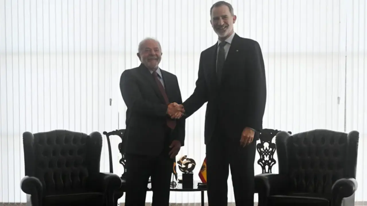 El presidente de Brasil, Luiz In&aacute;cio Lula da Silva, saluda al rey de Espa&ntilde;a, Felipe VI, hoy, en el Palacio de Itamaraty de Brasilia (Brasil). EFE/Andr&eacute; Borges