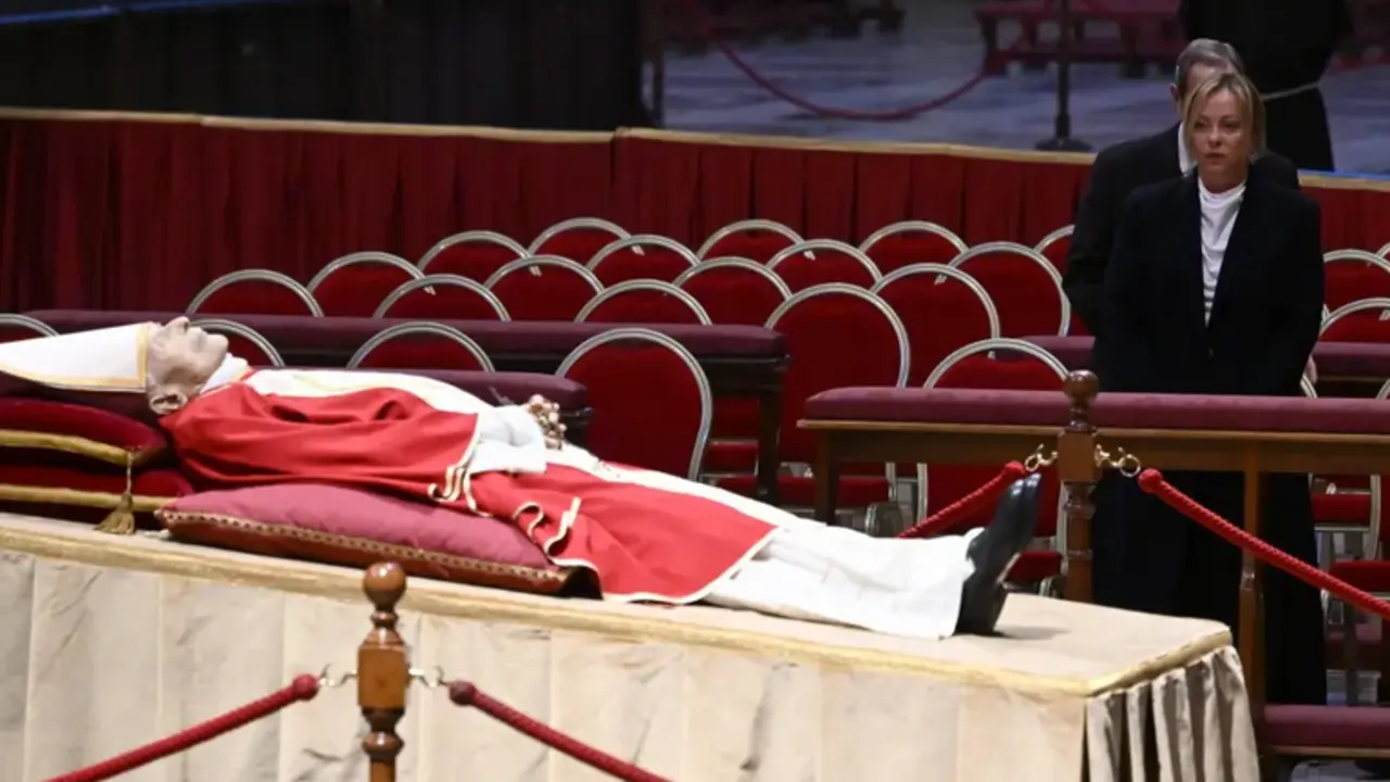 Giorgia Meloni, en el velatorio de Benedicto XVI. EFE/EPA/Ettore Ferrari