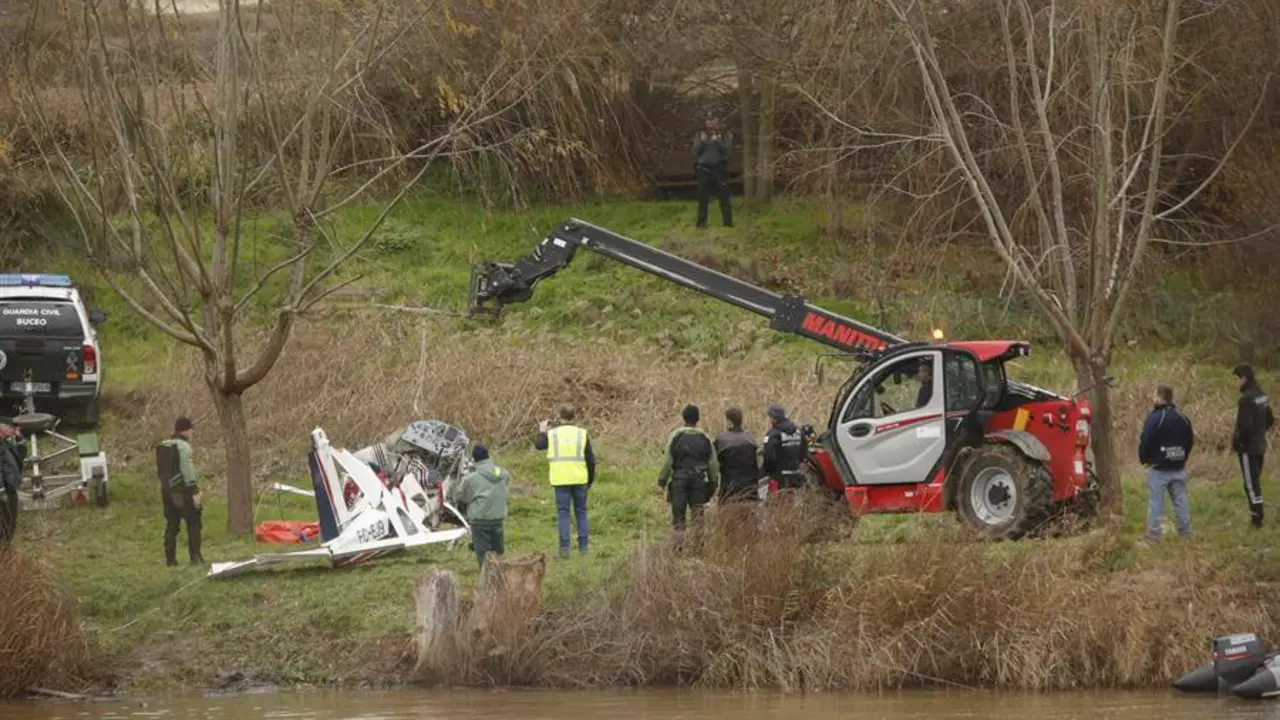 Efectivos de la Guardia Civil en labores de b&uacute;squeda de Guillermo &Aacute;lvarez, el piloto desaparecido cuando viajaba en un ultraligero. EFE / R. Garc&iacute;a