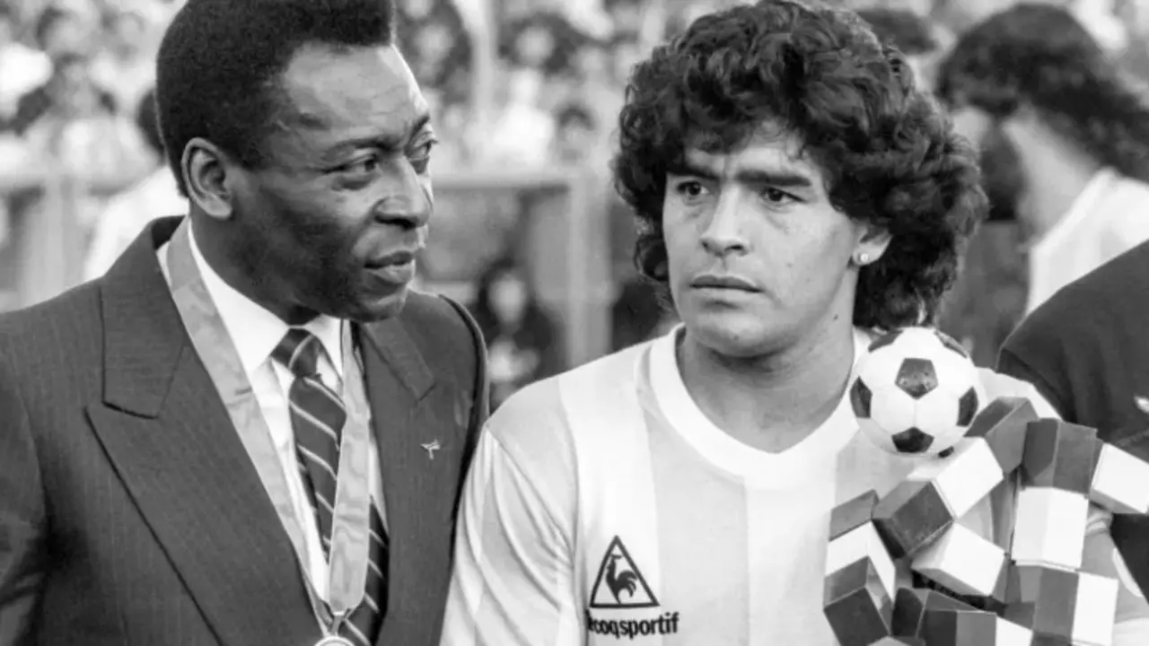 Las leyendas del f&uacute;tbol Pel&eacute; (i) y Diego Maradona (d), en una fotograf&iacute;a de archivo. EFE/Str