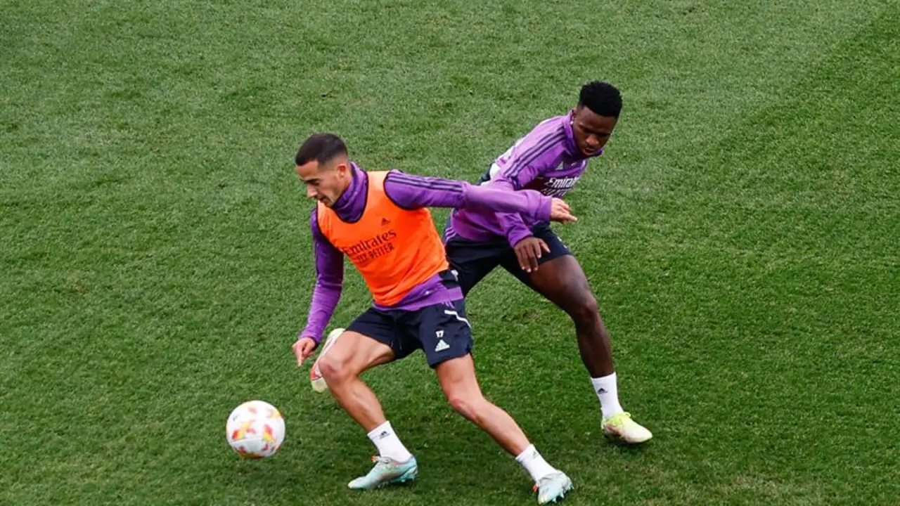 Los jugadores del Real Madrid Lucas V&aacute;zquez y Vinicius jr. durante el entrenamiento en la ciudad deportiva de Valdebebas. EFE/J.J. Guill&eacute;n