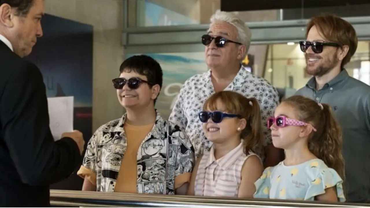 La pel&iacute;cula gira en torno a dos amigos que han perdido el trabajo y deben cuidar de sus hijos durante un mes en verano.