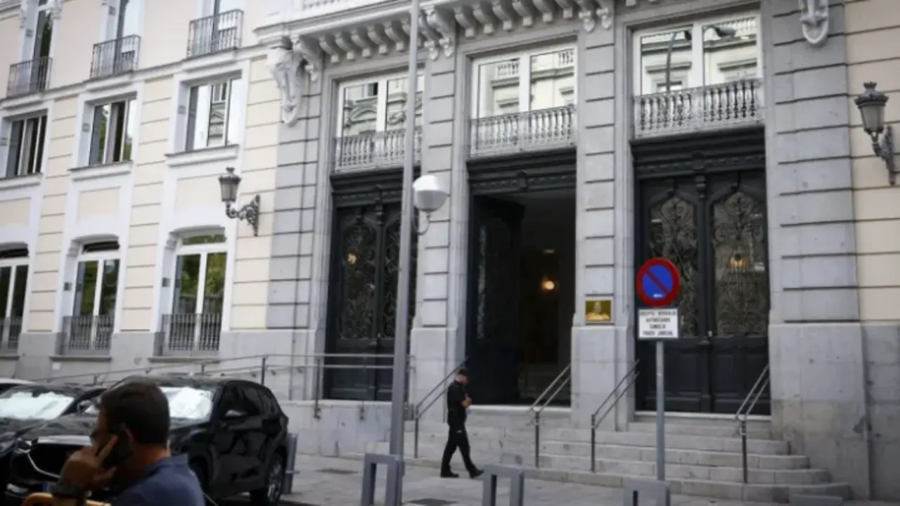 Un polic&iacute;a vigila en el exterior de la sede del Consejo General del Poder Judicial en Madrid en una imagen de archivo. EFE / Rodrigo Jim&eacute;nez