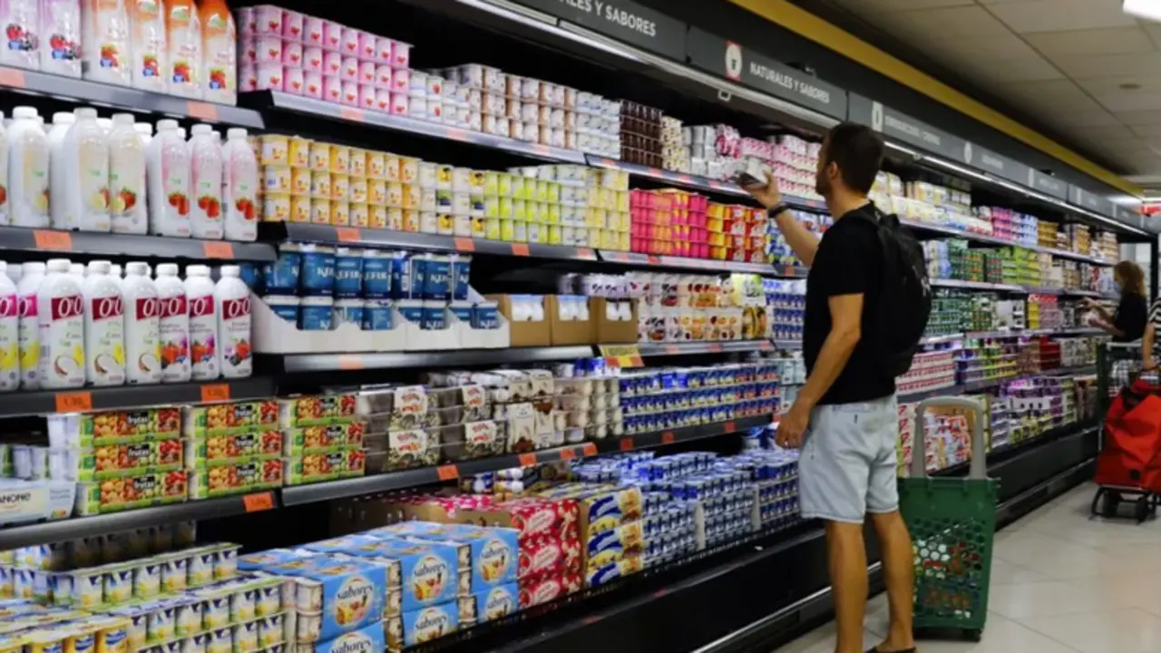 Imagen de archivo del interior de un supermercado en Madrid, EFE/ Luis Millan