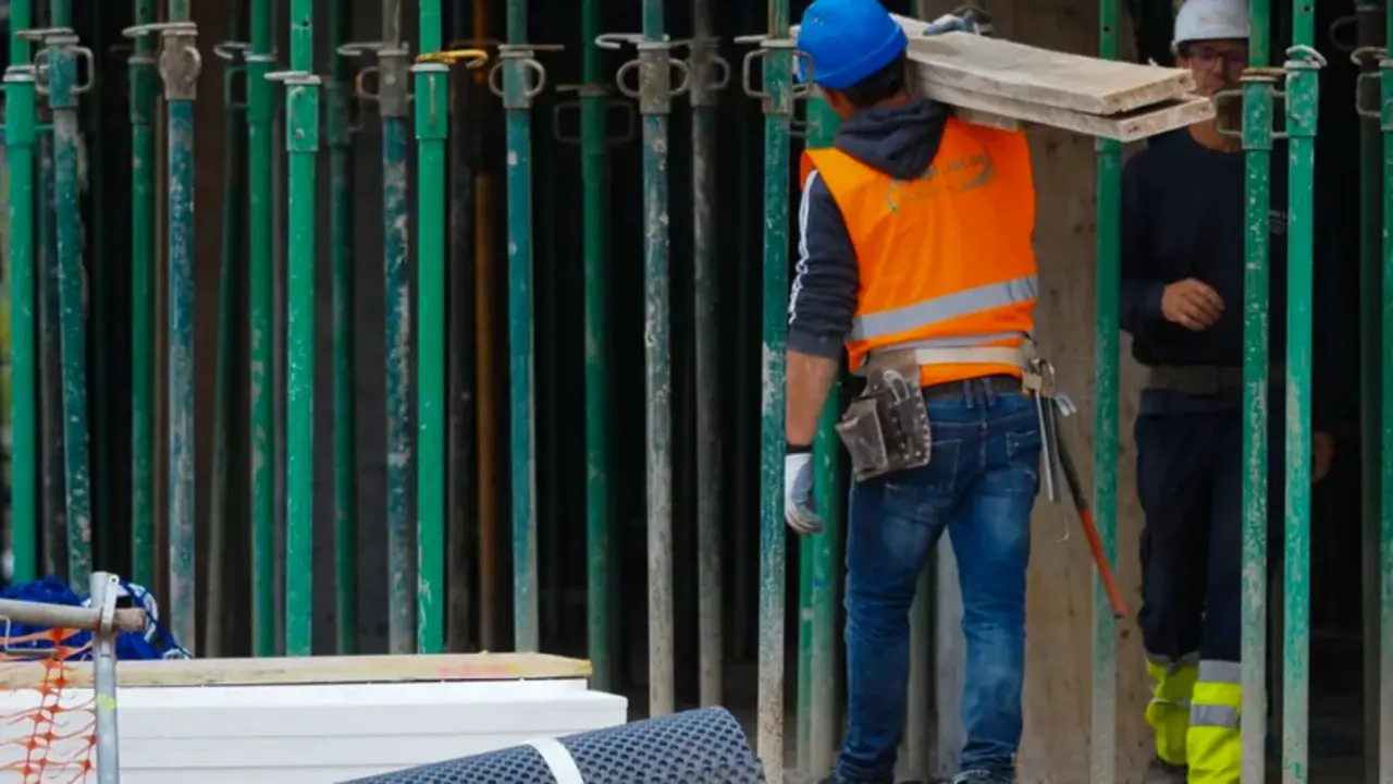 Varios trabajadores de la construcci&oacute;n, en una imagen de archivo. / R. Garc&iacute;a
