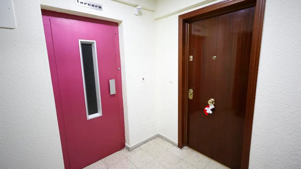Exteriores del domicilio en la localidad madrile&ntilde;a de Fuenlabrada en el que un hombre de 54 a&ntilde;os ha fallecido supuestamente envenenado por su mujer, de 64 a&ntilde;os, quien despu&eacute;s se suicid&oacute;. EFE / Javier Liz&oacute;n
