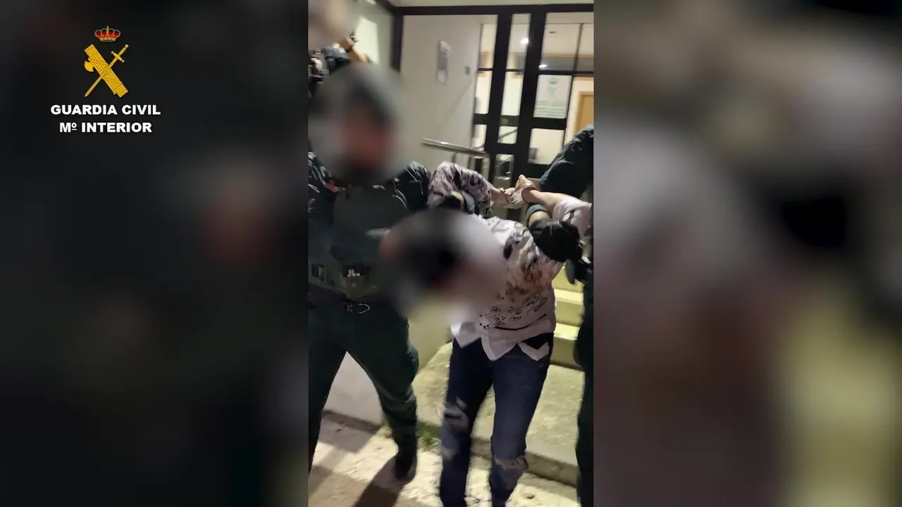 Agentes conduciendo al detenido. E.P.